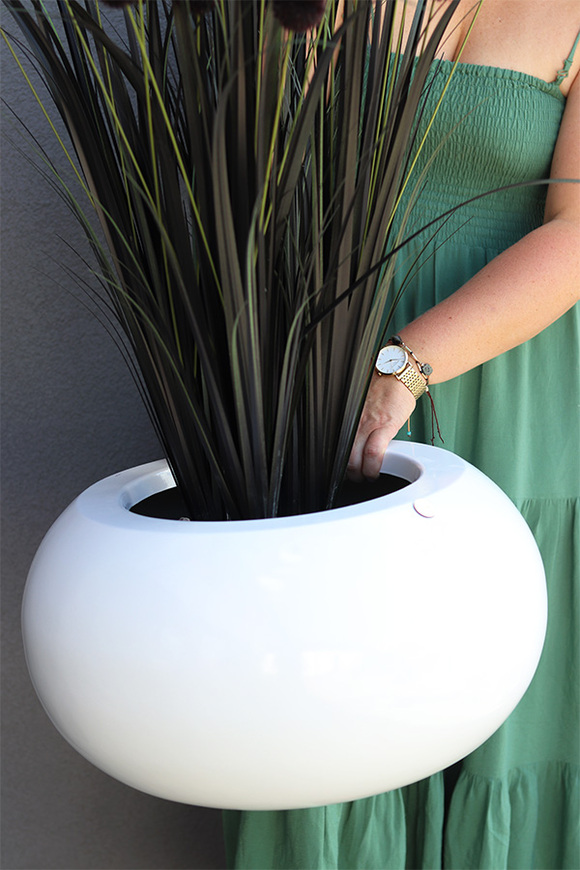 Black Mars Fiberglass, sztuczna czarna trawa w białej donicy