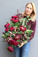 Burgunde, bukiet nagrobny we wkładzie do wazonu, dł.55cm