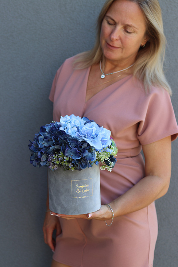 Niebieskie Niebo, szary flowerbox z kwiatami, wym.24x25cm