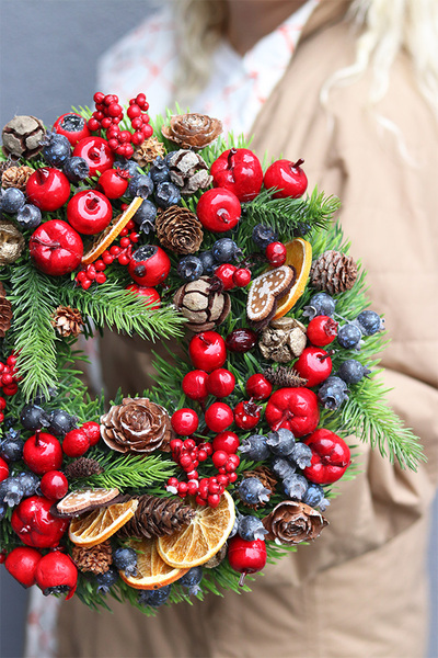 Wigilia Piernikowa 3, świąteczny wianek z szyszkami, śr.28cm 