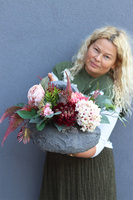 Poletra Volcan, kompozycja kwiatowa w ciężkim koszu