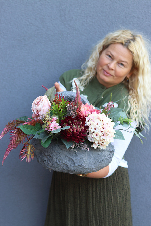 Poletra Volcan, kompozycja kwiatowa w ciężkim koszu