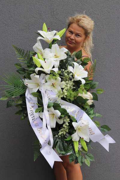 Liliana, wiązanka nagrobna z białymi kwiatami