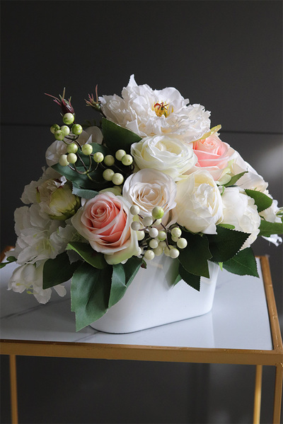 Gedrata, biała kompozycja kwiatowa