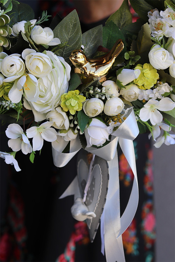 Angela Bialena, biały wianek z kwiatami, śr.48cm 