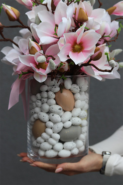Magnolie Sweet Pink 4, wielkanocna kompozycja kwiatowa w szkle, wym.41x30cm