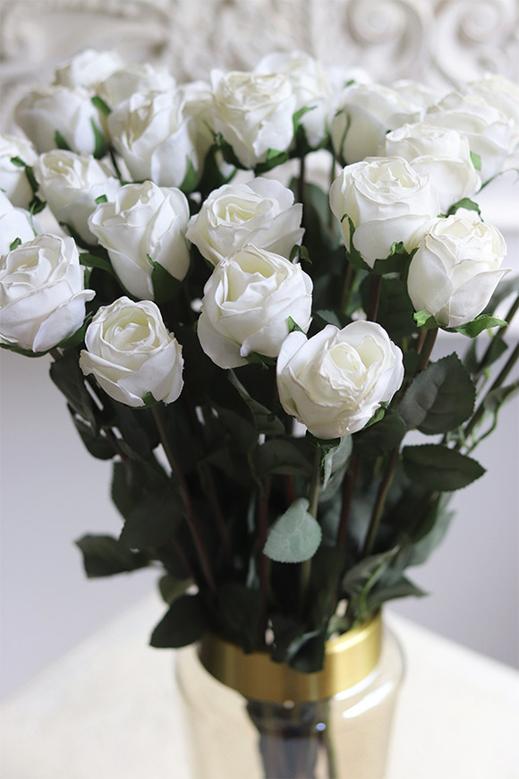 White Roses, kompozycja kwiatowa róże w wazonie