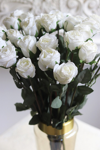 White Roses, kompozycja kwiatowa róże w wazonie