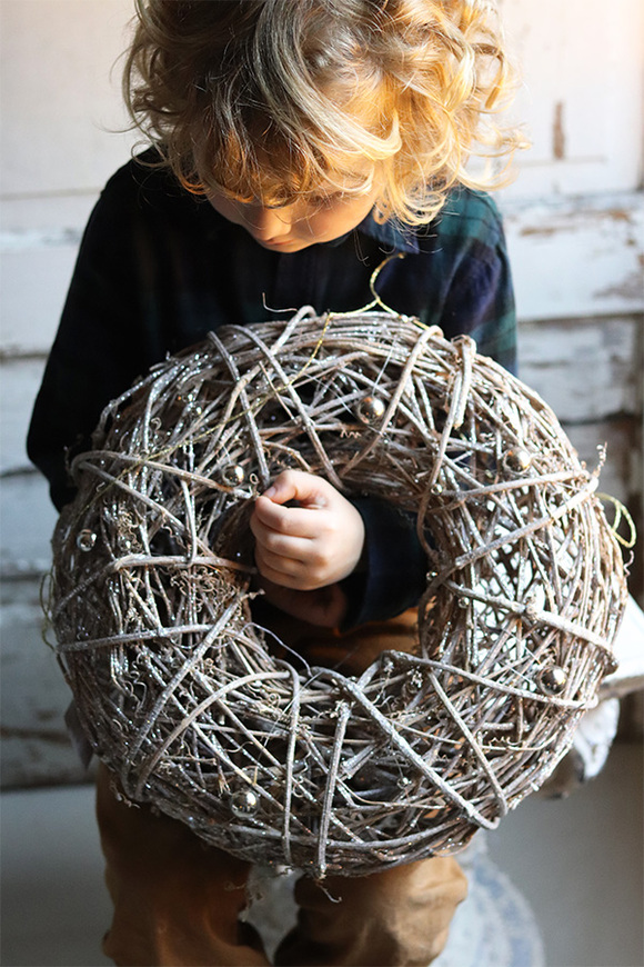 Brokatowy, zimowy drewniany wianek z kuleczkami, śr.34cm