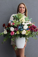 Bellatio, kompozycja kwiatowa w białym wazonie, wym.80x80cm