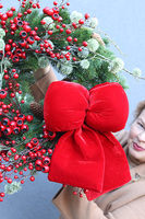 Świąteczna Gracja, zimowy wianek z kokardą