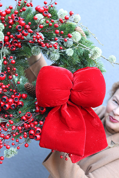 Świąteczna Gracja, zimowy wianek z kokardą