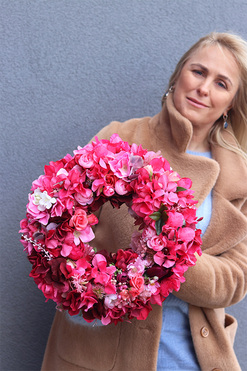 OD RĘKI Flowersi Bellana, różowy wianek dekoracyjny na drzwi, śr.40cm