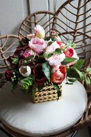 Barbara 2, kompozycja kwiatowa w złotej donicy, wym.34x36cm 