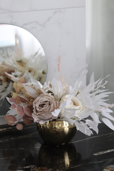 Laguel November Gold, kompozycja kwiatowa w naczyniu