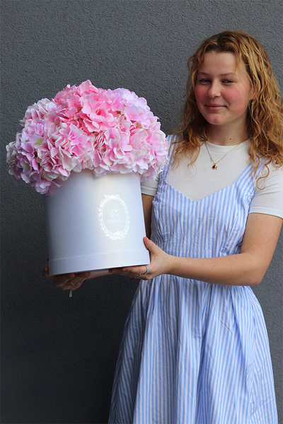 Romantica, flowerbox z różowymi hortensjami