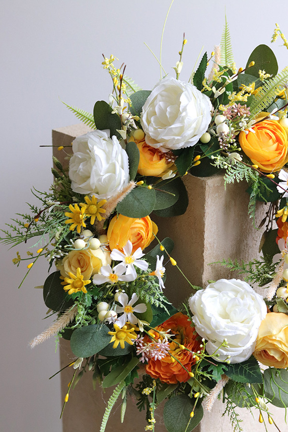 Goldenira, żółty wianek na drzwi z kwiatami