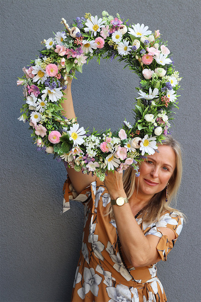 Majowa Ulesina, wianek kwiatowy ze stokrotkami