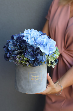 Niebieskie Niebo, szary flowerbox z kwiatami, wym.24x25cm