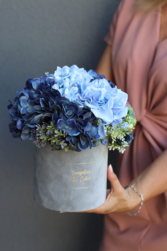 Niebieskie Niebo, szary flowerbox z kwiatami, wym.24x25cm