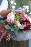 Poletra Volcan, kompozycja kwiatowa w ciężkim koszu