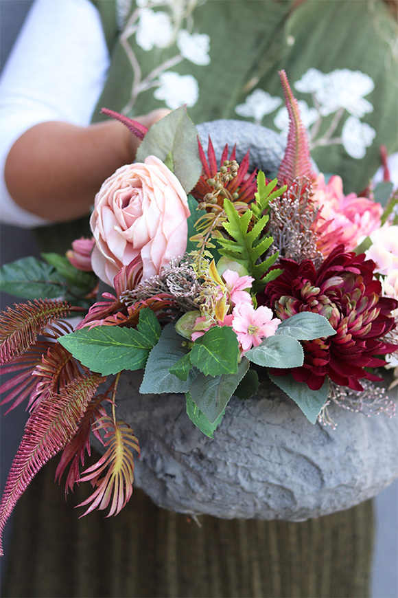 Poletra Volcan, kompozycja kwiatowa w ciężkim koszu