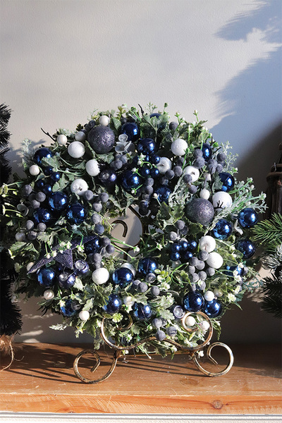 Granatowa Zima Blue, świąteczny wianek z bombkami