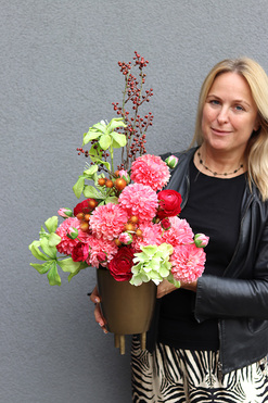 OD RĘKI Dekameron, kompozycja kwiatowa w donicy na nóżkach, wym.70x40x28cm