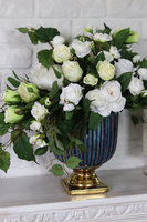 Bluenolli, kompozycja kwiatowa w pucharze, wys.44cm