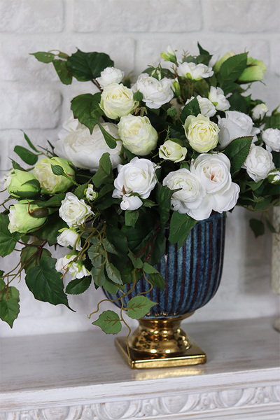 Bluenolli, kompozycja kwiatowa w pucharze, wys.44cm