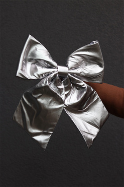 OD RĘKI Decoratoria Silver, srebrna kokarda zawieszka, wym.40x36x5cm