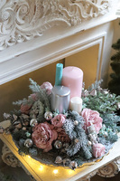 Pink Winter, stroik ze świecami na talerzu