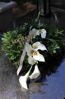 Kalla Elegance, wieniec nagrobny z kaliami i dedykacją