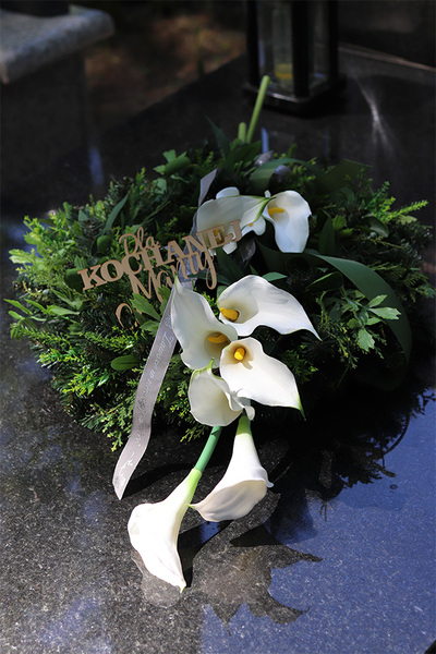 Kalla Elegance, wieniec nagrobny z kaliami i dedykacją