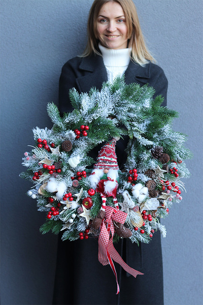 Mroźny Skrzat, gęsty zimowy wianek ze skrzatem, śr.54cm