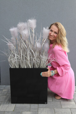 OD RĘKI Fiberglass Marzia Black, sztuczne trawy w czarnej donicy, wys.113cm