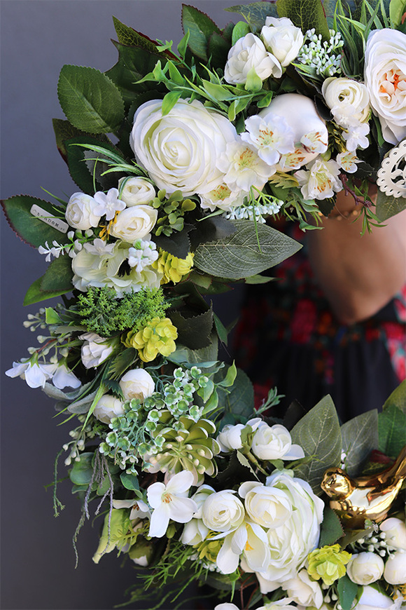 Angela Bialena, biały wianek z kwiatami, śr.48cm 