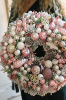 Helura, bogaty zimowy wianek z bombkami, śr.27 cm