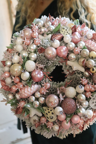 Helura, bogaty zimowy wianek z bombkami, śr.27 cm