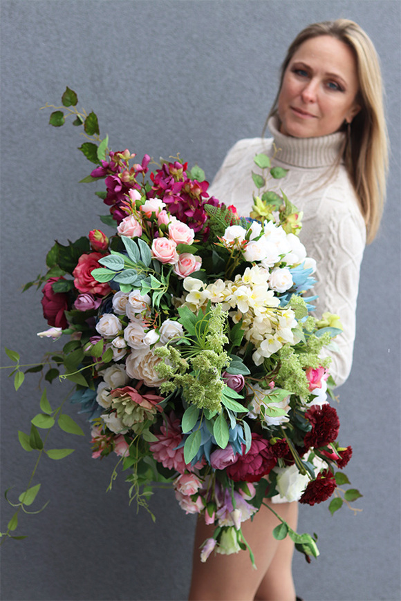 Bellatio, kompozycja kwiatowa w białym wazonie, wym.80x80cm