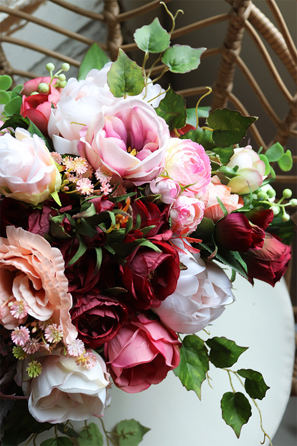 Barbara 2, kompozycja kwiatowa w złotej donicy, wym.34x36cm 