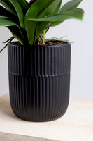 Purple Fantasy, fioletowy sztuczny storczyk w czarnej donicy