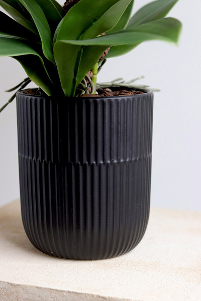 Purple Fantasy, fioletowy sztuczny storczyk w czarnej donicy