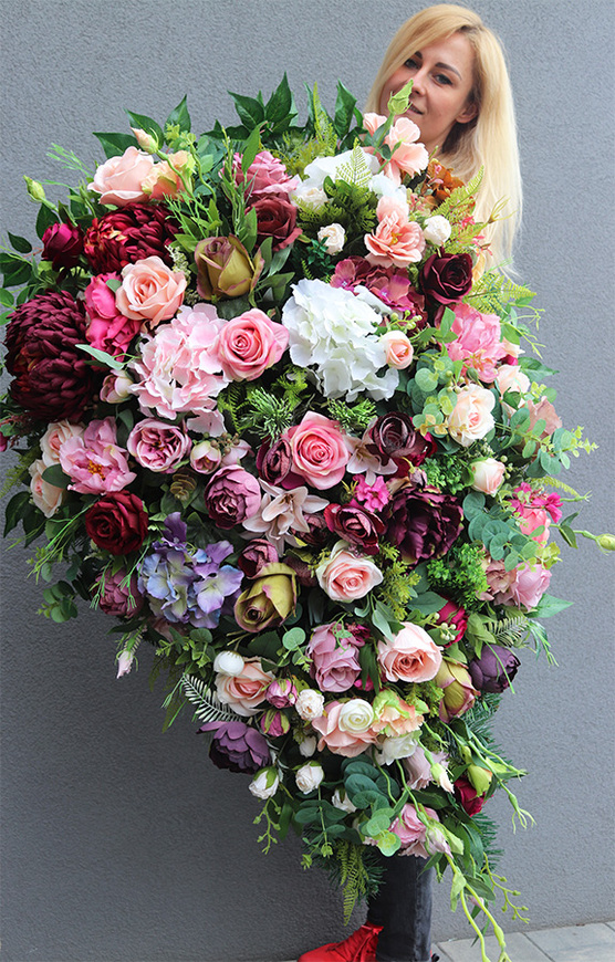 bardzo duża wiązanka nagrobna, Della Nebrana