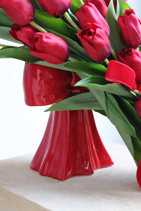 Kokarda Amore, walentynkowa kompozycja z czerwonych tulipanów