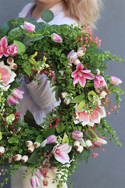 OD RĘKI Pink Dilettina, wianek na drzwi z magnolią i szachownicą, śr.52cm