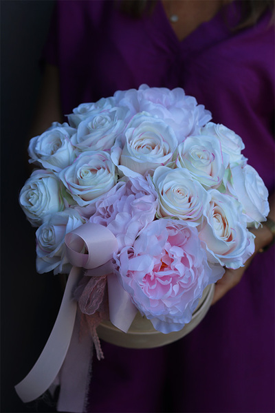 Rosie Pink, welurowy flowerbox z wysokiej jakości kwiatami, wys.27cm