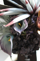 Mortario Violet Vinn, nowoczesny bukiet nagrobny w wazonie