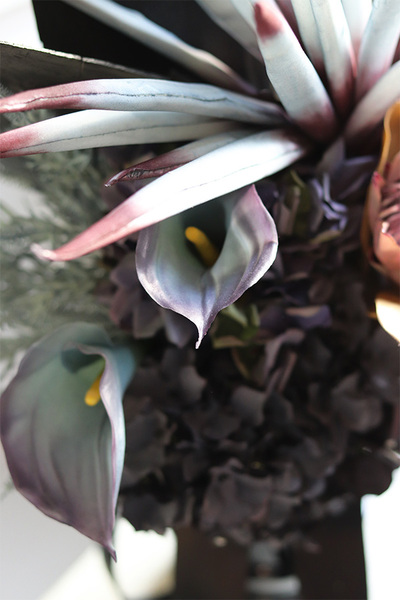 Mortario Violet Vinn, nowoczesny bukiet nagrobny w wazonie