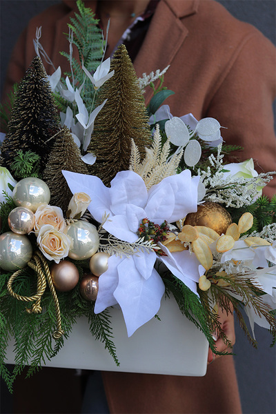 Barokko, stroik świąteczny ze złotymi choinkami